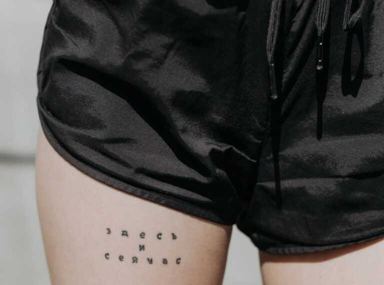 finos tatuajes pequeños en el muslo para mujeres